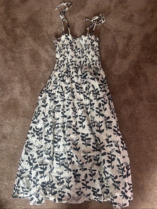 Dresses & Skirts - Smocked Floral Midi Dress in White and Black